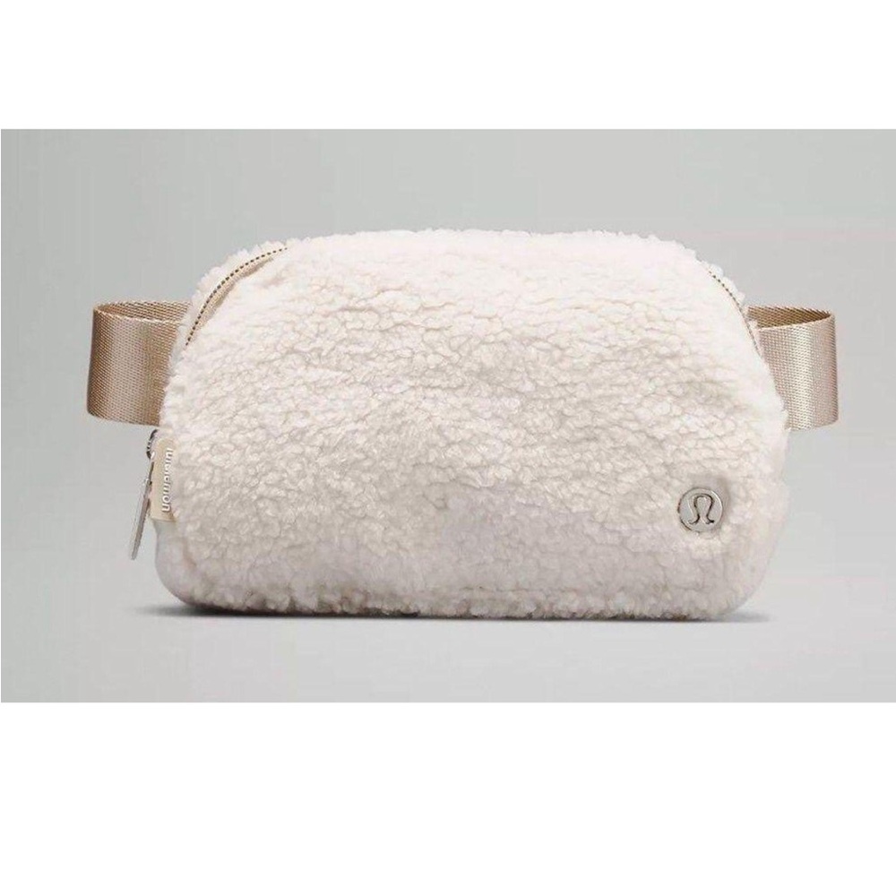 LULULEMON Everywhere Belt Bag Crossbody Fanny Pack Slim FLEECE SHERPA Ivory NEW